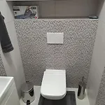 Disztingvalt Apartman, Free Garage アパート