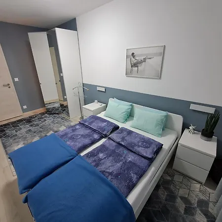 Disztingvalt Apartman, Free Garage Debrecen