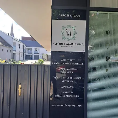 Disztingvalt Apartman, Free Garage