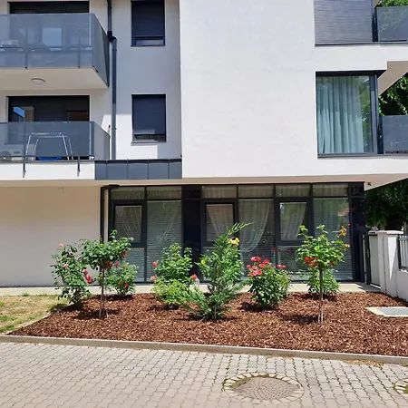 Disztingvalt Apartman, Free Garage デブレツェン