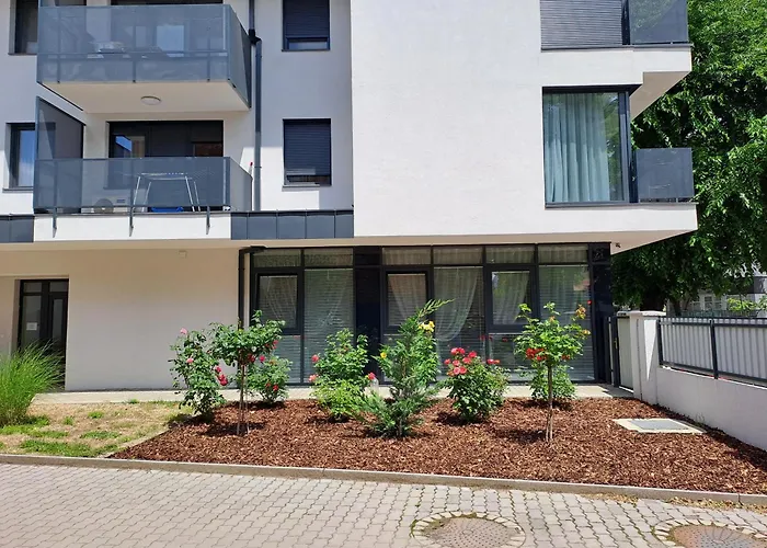 Disztingvalt Apartman, Free Garage דברצן